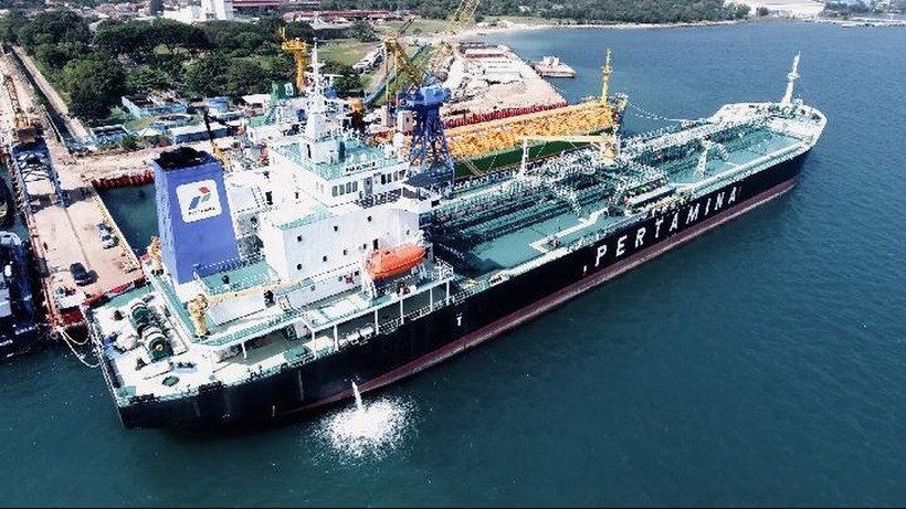 Un petrolero de PT Pertamina International Shipping (PIS) atracado en un puerto de Indonesia el 4 de julio de 2025. (Fuente: Tempo)
