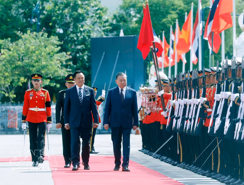 El secretario general del Partido Comunista y presidente de Vietnam, To Lam, y el primer ministro de Tailandia, Anutin Charnvirakul, pasan revista a la guardia de honor (Foto: VNA)