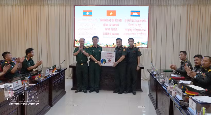 La División 10 entrega obsequios a la delegación de jóvenes oficiales de Laos y Camboya. (Foto: VNA)