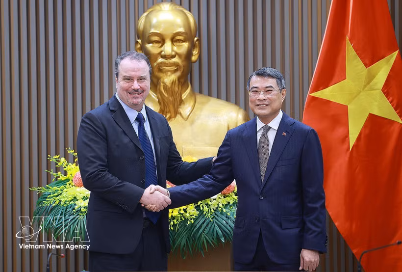 El primer ministro Le Minh Hung (derecha) recibe al embajador Rick Switzer, representante comercial adjunto de Estados Unidos. (Foto: VNA)