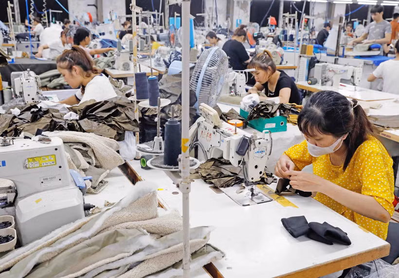 Fabricación de prendas de vestir para exportación en la empresa de yute y confección Hung Yen. (Foto: VNA)