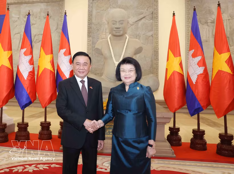 El miembro del Buró Político y miembro permanente del Secretariado del Comité Central del Partido Comunista de Vietnam, Tran Cam Tu, se reúne con la presidenta de la Asamblea Nacional de Camboya, Khuon Sudary. (Foto: VNA)