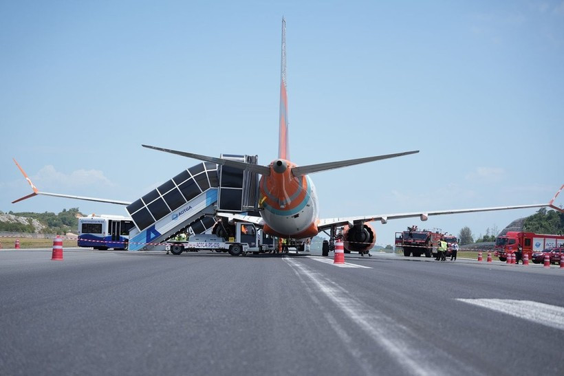 Un Boeing 737-300 de Air India Express se encuentra en la pista del aeropuerto de Phuket poco después de un aterrizaje forzoso el 11 de marzo. (Foto: Aeropuerto Internacional de Phuket)