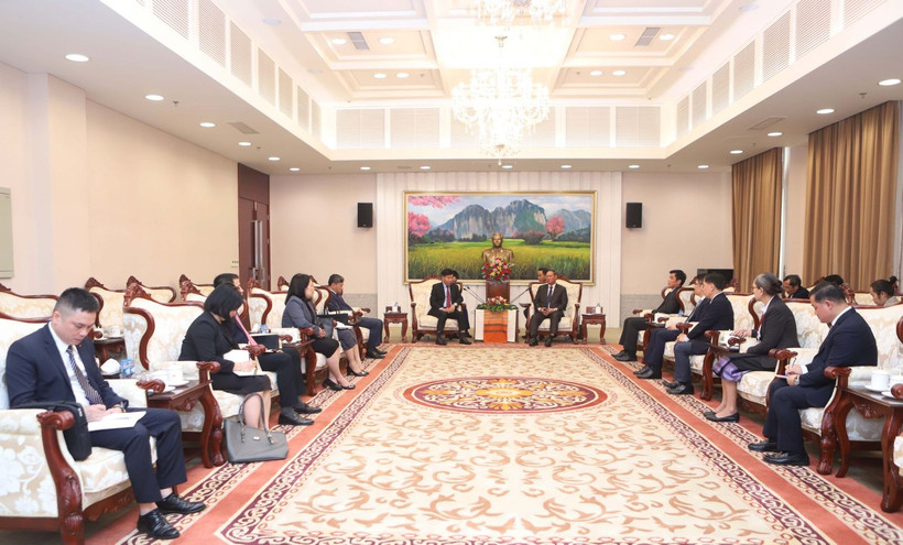 El viceministro de Relaciones Exteriores de Vietnam, Nguyen Manh Cuong, se reúne con Vilay Lakhamphong, miembro del Buró Político y permanente del Secretariado del Comité Central del PPRL (Foto: Cancillería de Vietnam)
