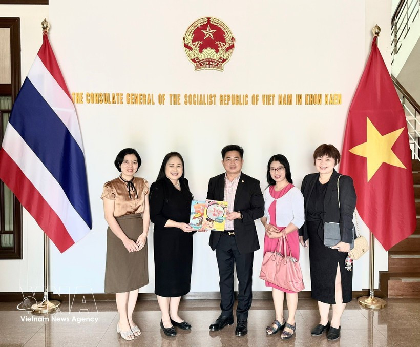 Dinh Hoang Linh (en el centro), cónsul general de Vietnam en Khon Kaen, entrega un obsequio conmemorativo a Orathai Piayura, decana de la Facultad de Humanidades y Ciencias Sociales de la Universidad de Khon Kaen. (Foto: VNA)