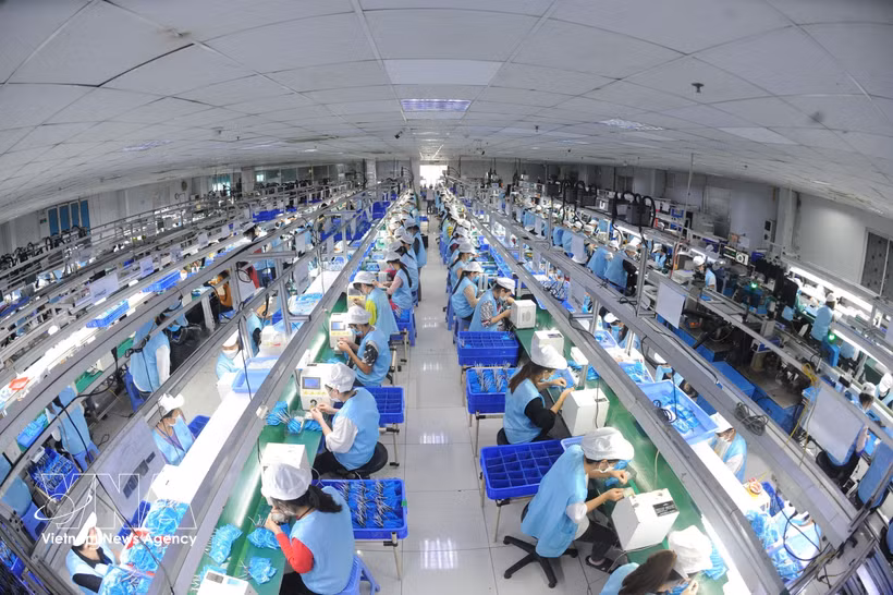 Línea de producción de componentes electrónicos en la empresa Suntech, en el clúster industrial de Thanh Van (Foto: VNA)