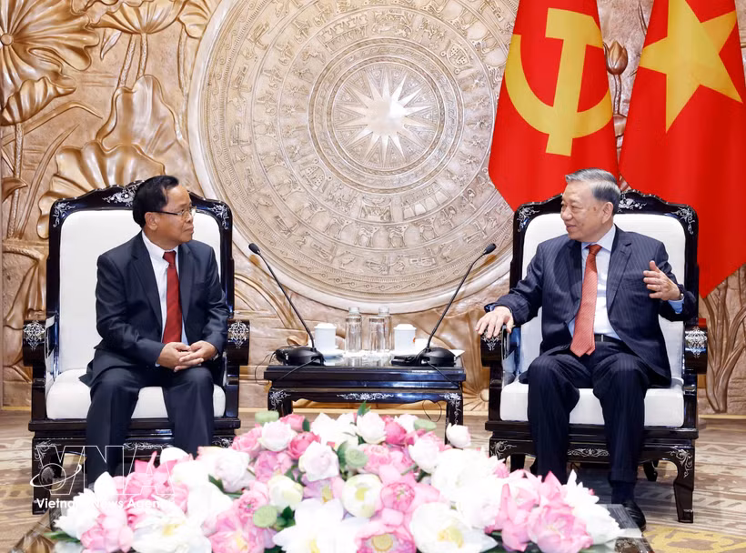 El secretario general del Partido Comunista y presidente de Vietnam, To Lam (derecha), dialoga con Khamphan Phommathat, miembro del Buró Político del Partido Popular Revolucionario de Laos, viceprimer ministro y titular de Justicia del país vecino. (Foto: VNA)