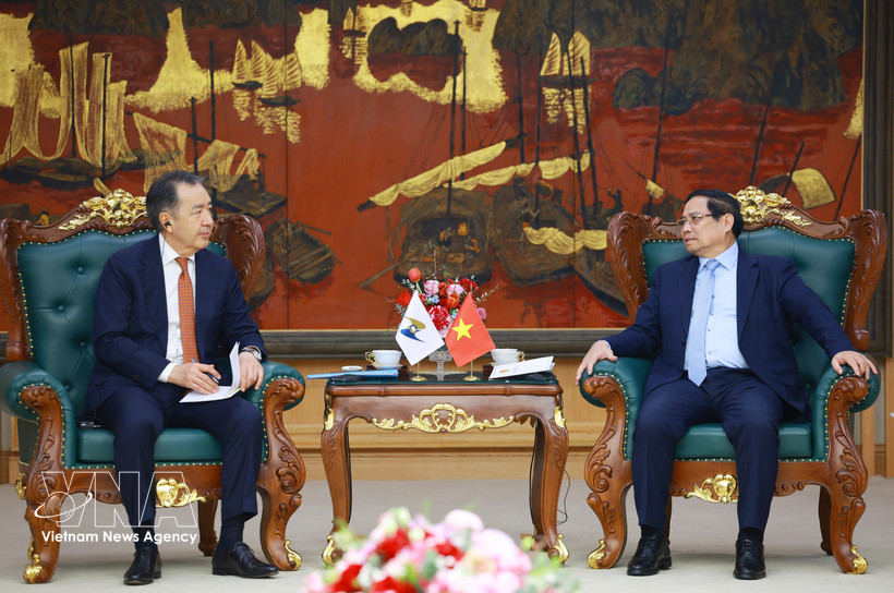 El primer ministro de Vietnam, Pham Minh Chinh (derecha), dialoga con el presidente del Consejo de la Comisión Económica Euroasiática, Bakytzhan Sagintayev (Foto: VNA)