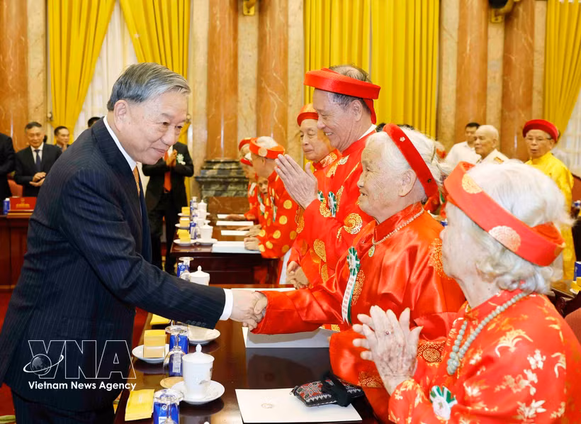 El secretario general del Partido Comunista de Vietnam y presidente del país, To Lam, saluda a los delegados. (Foto: VNA)