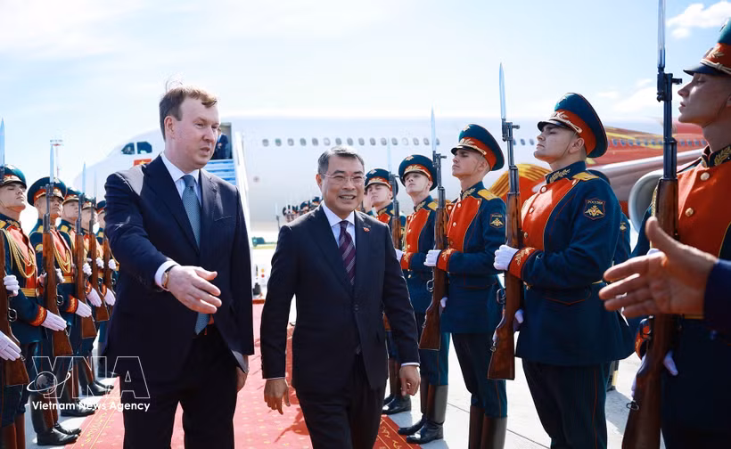 El primer ministro Le Minh Hung llega al Aeropuerto Internacional Gabdulla Tukay de Kazán, capital de la República de Tartaristán. (Foto: VNA)