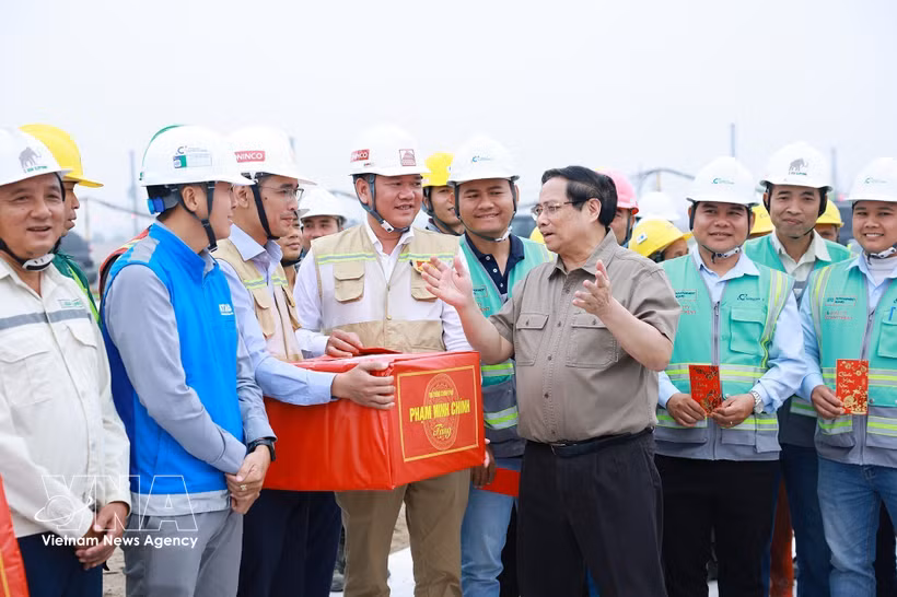 El primer ministro Pham Minh Chinh anima a los trabajadores en las obras del Aeropuerto Internacional de Gia Binh (Foto: VNA)
