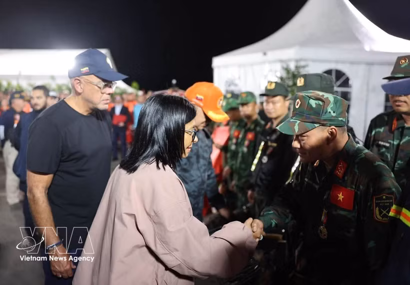 La presidenta interina de Venezuela, Delcy Rodríguez, saluda al equipo de rescatistas vietnamitas durante la ceremonia celebrada en el estado de La Guaira el 3 de julio de 2026. (Foto: VNA)