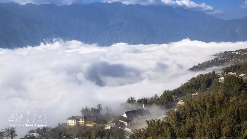 El majestuoso paisaje natural y la serena belleza de Sa Pa envueltos en la niebla. (Foto: VNA)