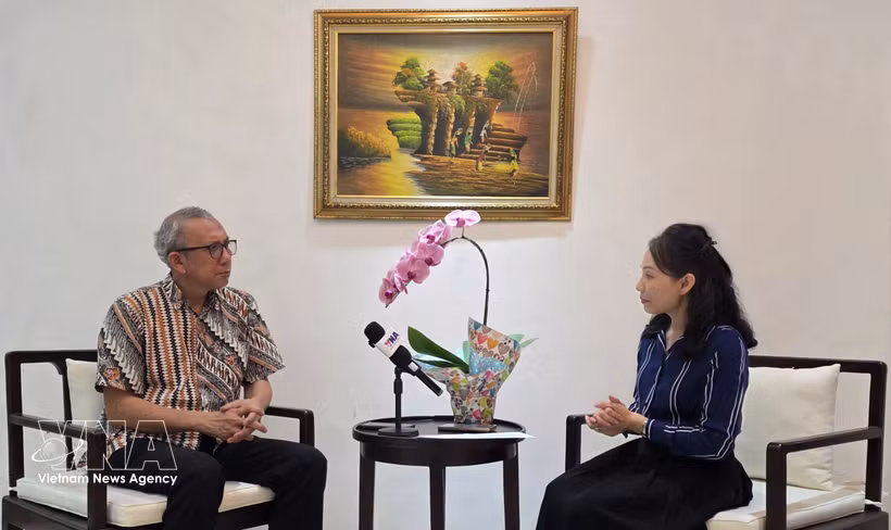 Beni Sukadis, coordinador sénior del Instituto Indonesio de Estudios de Defensa y Estrategia (Lesperssi), en la entrevista. (Foto: VNA)