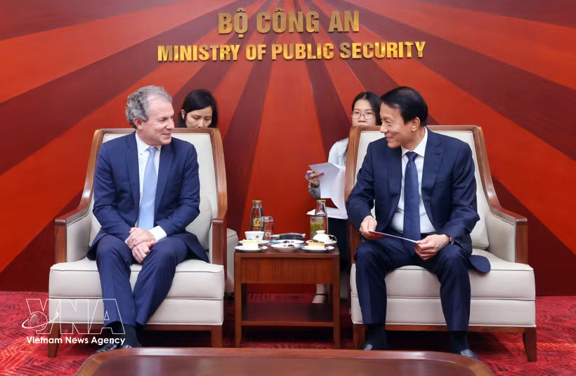 El ministro de Seguridad Pública, general Luong Tam Quang (derecha), recibe a Daniel Rosen, director ejecutivo de Rosen Partners (Foto: VNA)