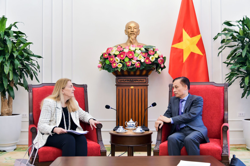 El ministro de Relaciones Exteriores de Vietnam, Le Hoai Trung, conversa con la secretaria de Estado para Economía, Educación e Investigación de Suiza, Helene Budliger Artieda. (Foto: Cancillería de Vietnam)
