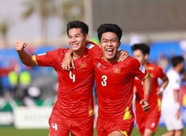 El defensor central Hieu Minh (número 4) anotó el 2-0 para Vietnam Sub-23. (Foto: AFC)