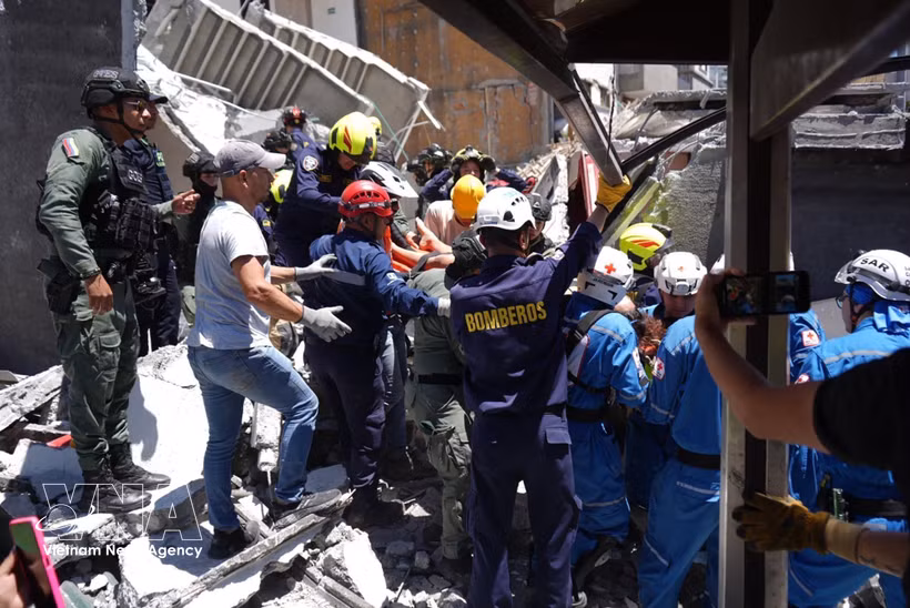 Equipos de rescate buscan víctimas entre los escombros de un edificio derrumbado por el terremoto en Manizales, Colombia, el 10 de agosto de 2026. (Foto: Xinhua/VNA)