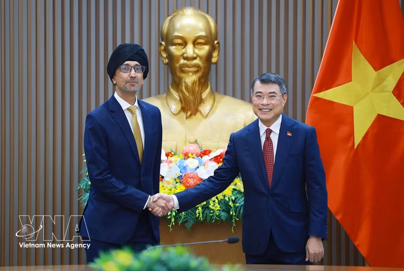 El primer ministro vietnamita, Le Minh Hung (derecha), recibe al embajador singapurense en Hanoi, Rajpal Singh. (Foto: VNA)