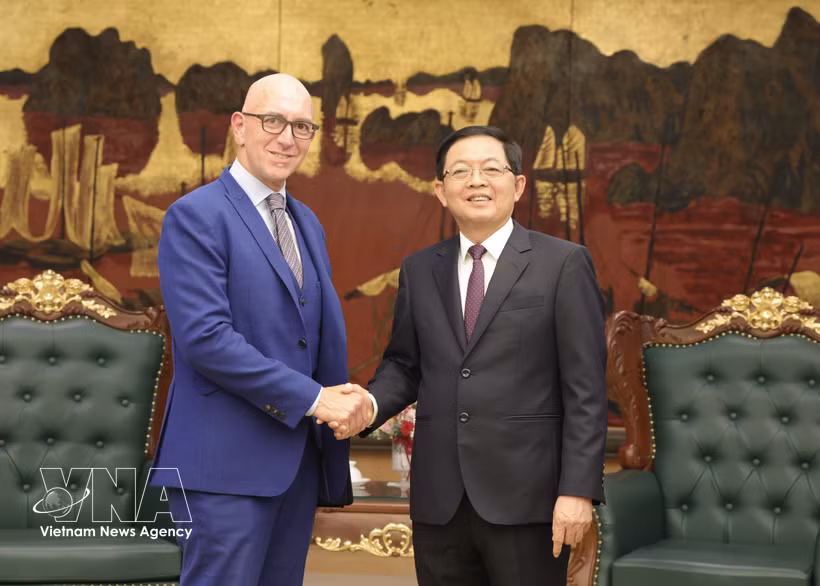 El viceprimer ministro vietnamita Ho Quoc Dung (derecha) recibe a Gianluca Pettiti, presidente y director de operaciones de Thermo Fisher Scientific. (Foto: VNA)