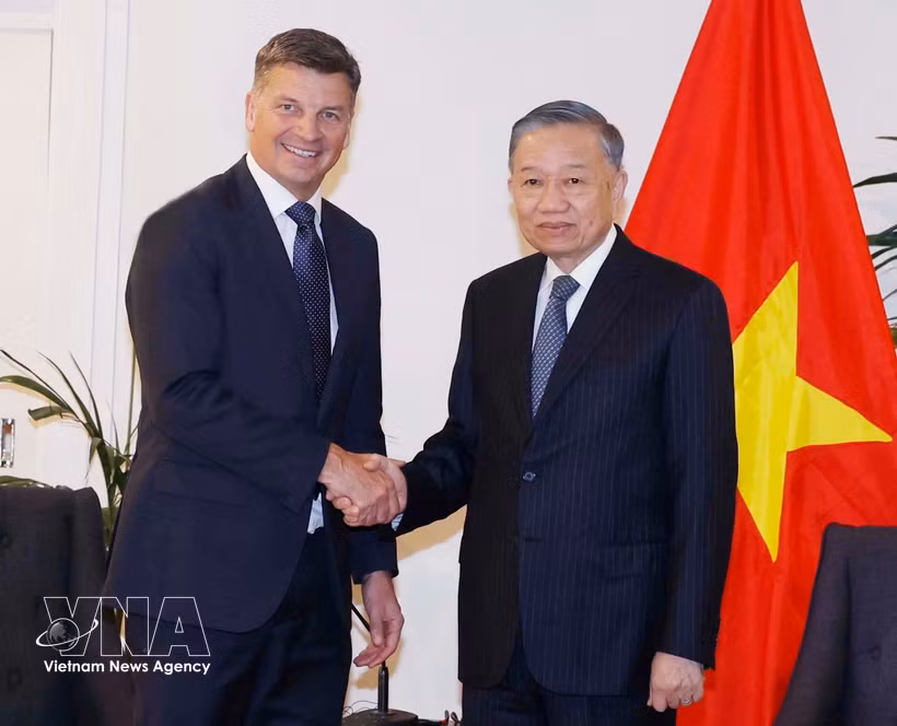 El secretario general del Comité Central del Partido Comunista de Vietnam y presidente de Vietnam, To Lam (derecha), recibe a Angus Taylor, líder de la oposición y dirigente del Partido Liberal de Australia. (Foto: VNA)