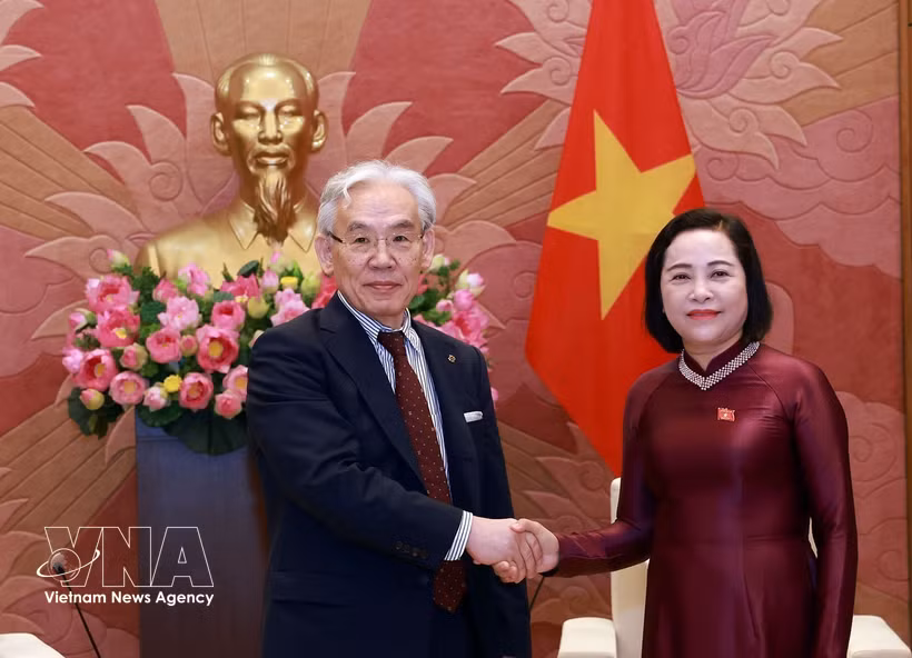 La vicepresidenta de la Asamblea Nacional de Vietnam, Nguyen Thi Thanh, recibe a Higashiue Shinichi, presidente del Grupo Médico Tokushukai de Japón. (Foto: VNA)