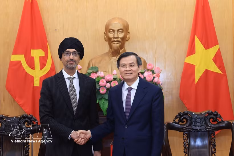 El director de la Academia Nacional de Política Ho Chi Minh, Doan Minh Huan (derecha), recibe al embajador de Singapur en Vietnam, Rajpal Singh (Foto: VNA)