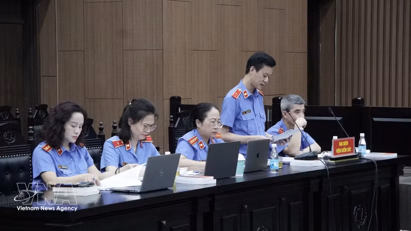 Un representante de la Fiscalía Popular de Hanoi lee las sentencias propuestas para los acusados ​​en el tribunal. (Foto: VNA)