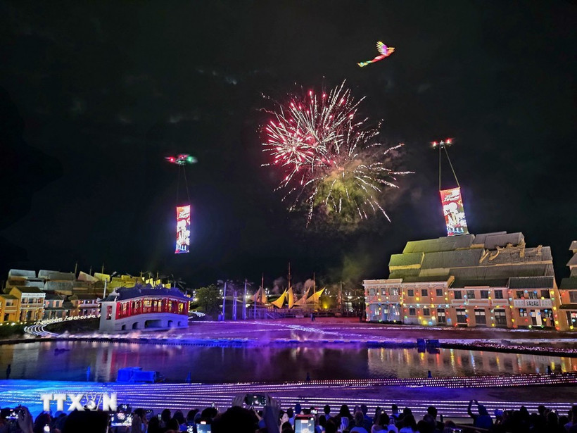 Espectáculo de fuegos artificiales en el Festival de Luces y Patrimonio 2026 (Foto: VNA)