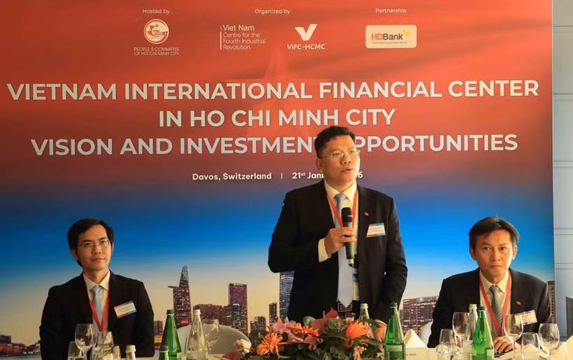 Hoang Nguyen Dinh, vicepresidente del Comité Popular de Ciudad Ho Chi Minh, interviene en una reunión (Foto: VNA)