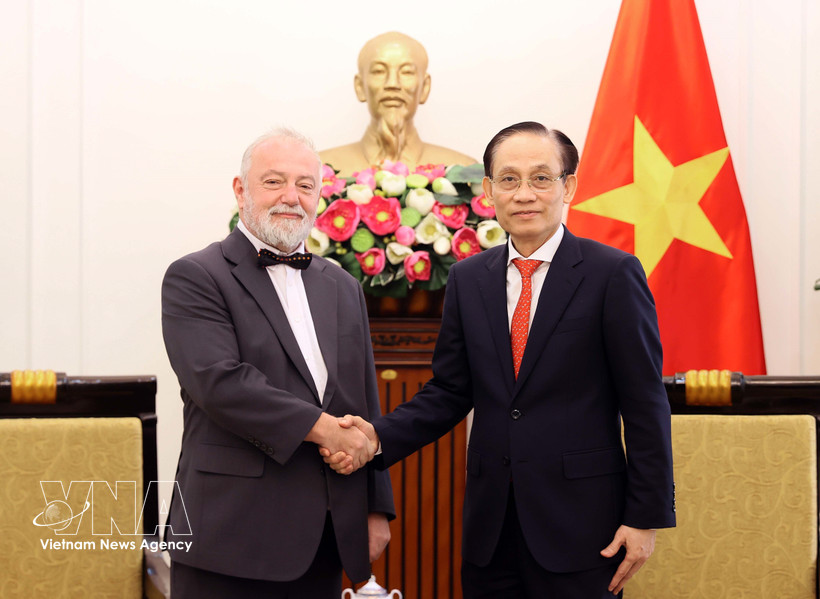 El ministro de Relaciones Exteriores de Vietnam, Le Hoai Trung (derecha), recibe al embajador de la República Checa, Hynek Kmonicek (Foto: VNA)