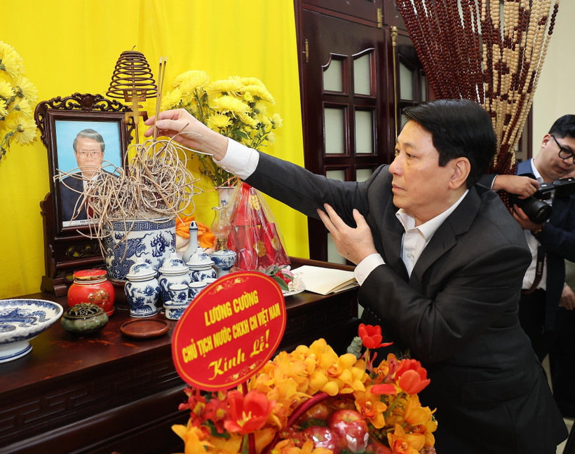 El presidente Luong Cuong rinde homenaje al expresidente Tran Duc Luong (Foto: VNA)