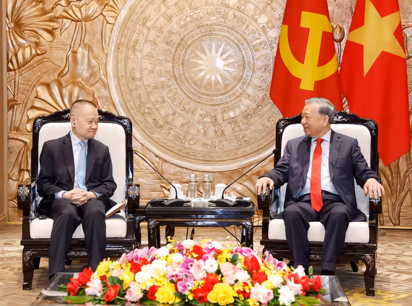 El secretario general del Comité Central del PCV, To Lam (derecha), recibe a Liu Haixing, miembro del Comité Central del PCCh y jefe de su Departamento Internacional, quien se encuentra de visita en Vietnam como enviado especial del secretario general del PCCh y presidente de China, Xi Jinping. (Foto: VNA)