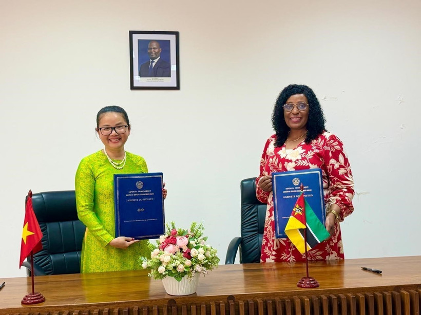 La embajadora vietnamita en Mozambique, Tran Thi Thu Thin, y la ministra de Educación y Cultura de ese país, Samaria Tovela. (Foto: Cortesía de la Embajada de Vietnam en Mozambique)