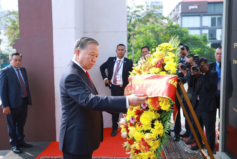 El secretario general del Partido Comunista de Vietnam, To Lam, deposita una ofrenda floral en el Monumento al difunto rey Norodom Sihanouk (Foto: VNA)