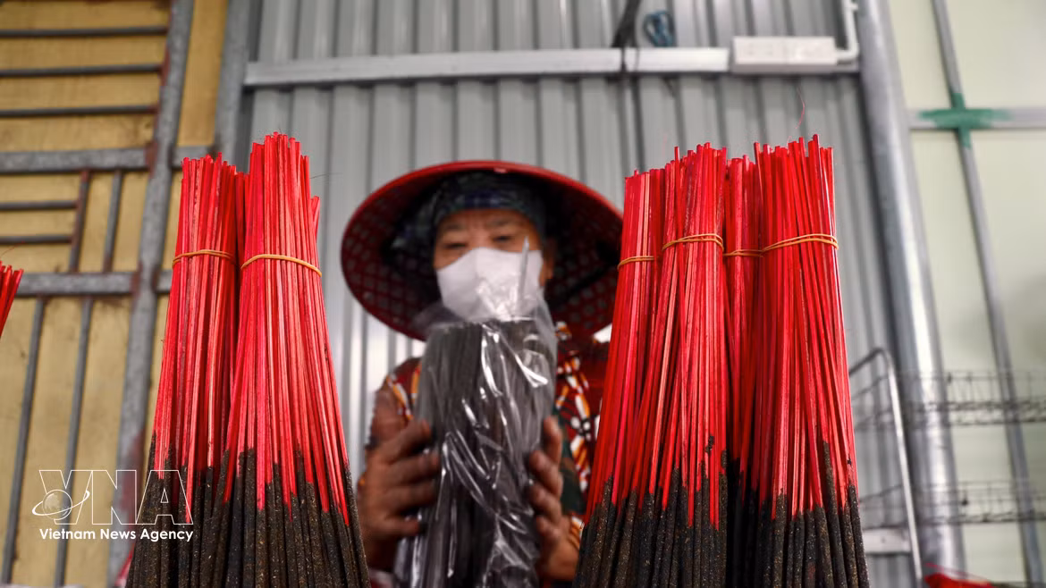 Hung Yen mantiene viva tradición de elaboración de incienso negro de Van Quan