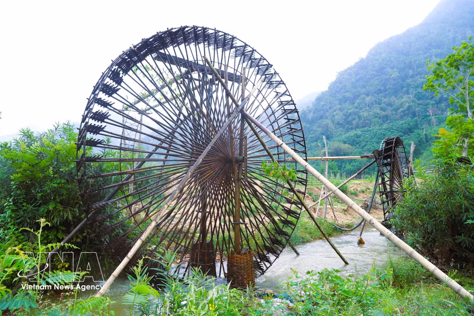 El pueblo Thai en el valle de Binh Chuan fabrica y utiliza estas gigantescas norias de agua que transportan el líquido día y noche desde los arroyos hacia las alturas, irrigando los campos mediante un sistema de flujo por gravedad. (Foto: VNA)