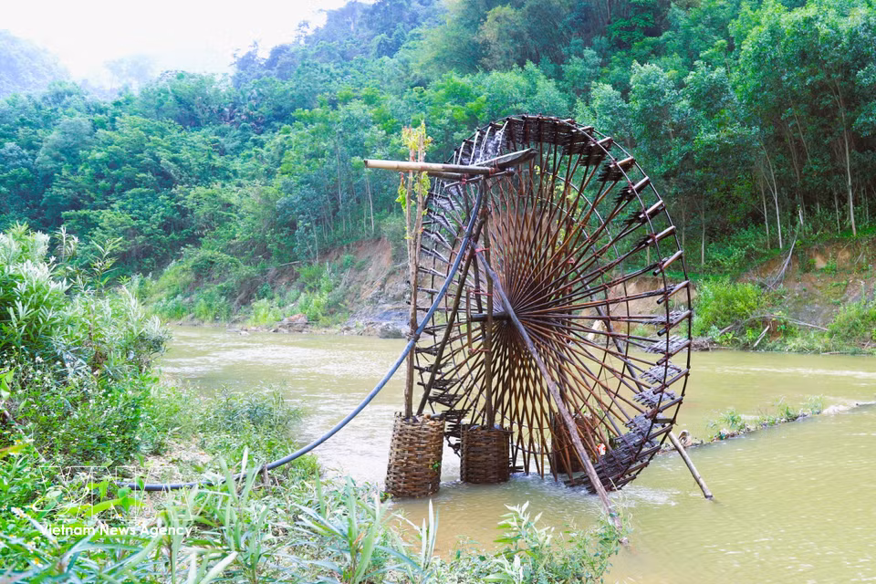 Estas ruedas hidráulicas se ubican siempre a la orilla del arroyo, fuera del curso principal, tras un estudio minucioso para ahorrar costes y mano de obra en su instalación, garantizando al mismo tiempo un funcionamiento duradero, continuo y resistente. (Foto: VNA)