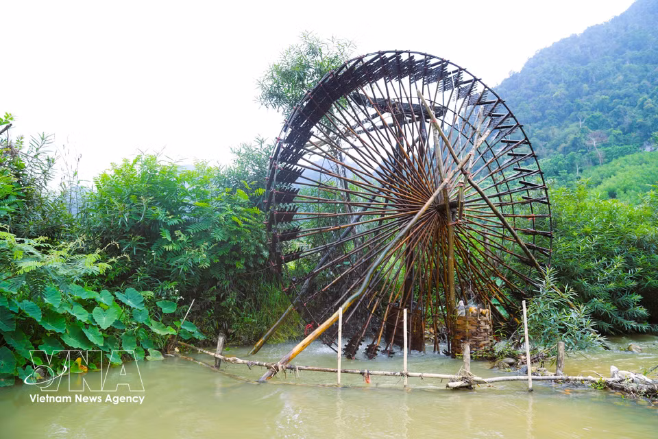 A fin de evitar que los desechos, ramas u hojas del bosque se atasquen en las paletas y los tubos de recolección, lo que sobrecargaría la rotación de la rueda y el eje, los lugareños construyen barreras en el arroyo para frenar los residuos antes de que alcancen la estructura. (Foto: VNA)