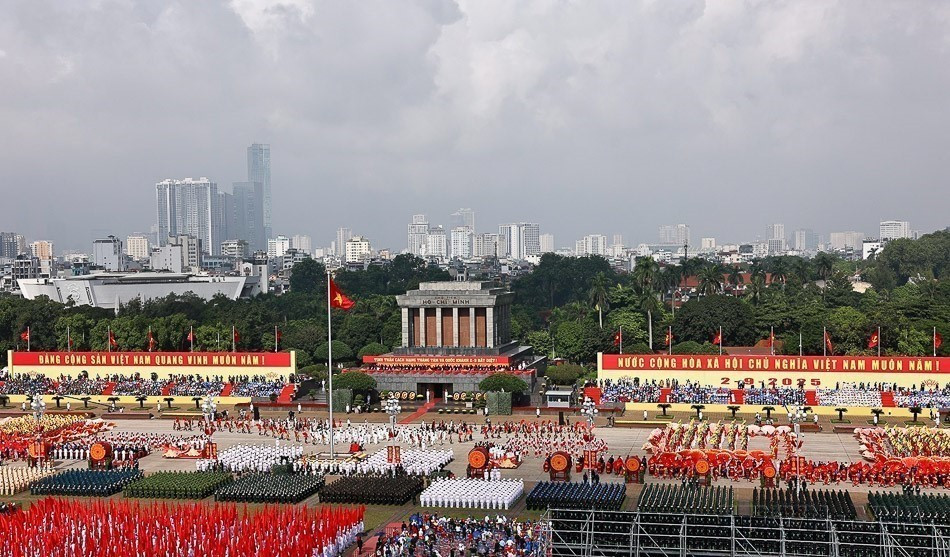 El 2 de septiembre de 2025, se celebró solemnemente el Desfile militar y popular por el 80.º aniversario del éxito de la Revolución de Agosto (19 de agosto) y el Día Nacional de Vietnam (2 de septiembre) en la plaza capitalina Ba Dinh y algunas calles de Hanoi. Foto: VNA