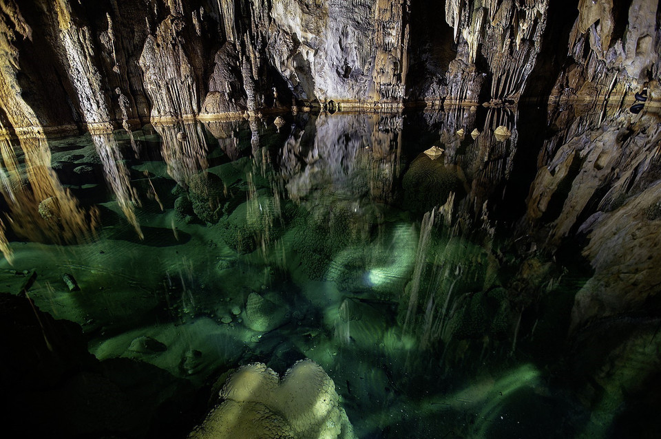 El lago de aguas cristalinas dentro de la cueva Nam Son nunca se seca. Es uno de los misterios aún por descubrir. Foto: VNA