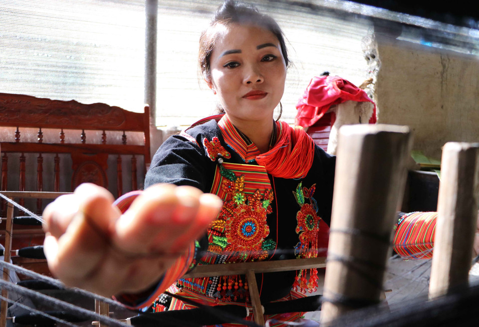 Proceso de separación de las hebras durante el hilado. Foto: VNA