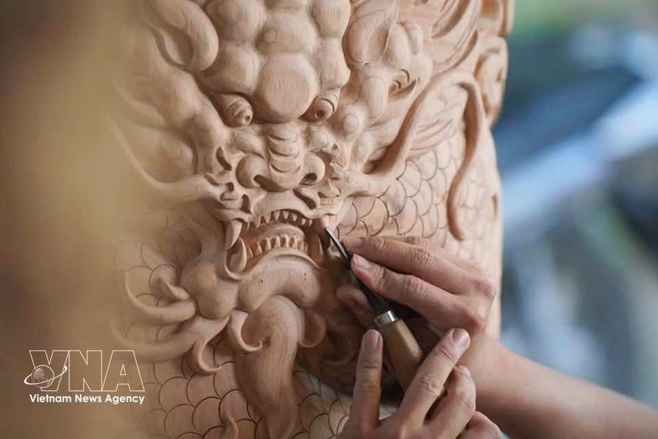 Los carpinteros de Cho Thu son famosos en toda la región suroccidental de Vietnam por sus tallados en madera, caracterizados por su belleza y finura en cada detalle. (Foto: VNA)