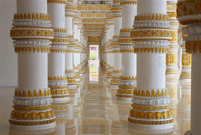 El área debajo de la estatua, utilizada por los monjes para estudiar. Foto: VNA