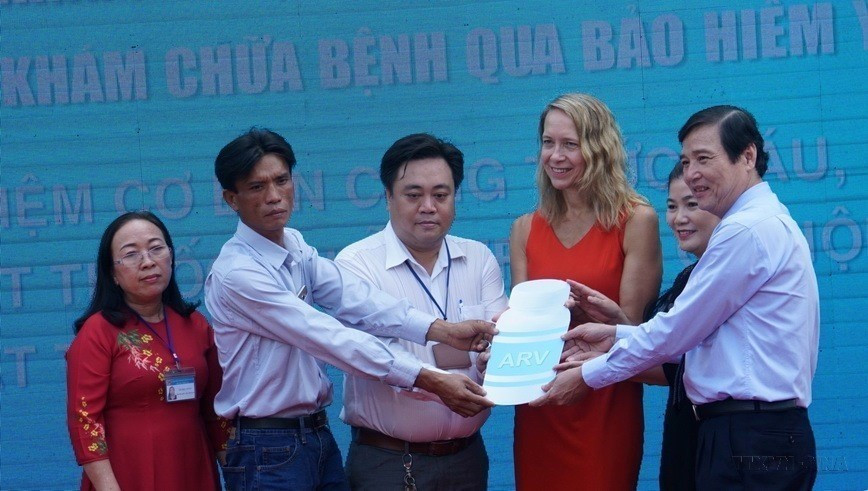 Entrega simbólica de cajas de medicamentos ARV al Centro de Medicina Preventiva de la comunda de Binh Chanh, Ciudad Ho Chi Minh, donadas por el Centro para el Control y la Prevención de Enfermedades de Estados Unidos. Foto: VNA