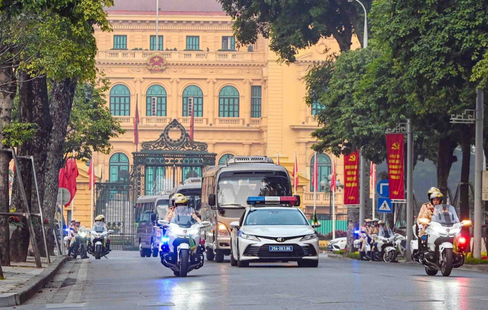 Una caravana de vehículos se traslada desde el Mausoleo del Presidente Ho Chi Minh hasta el Monumento a los Héroes y Mártires. Foto: VNA