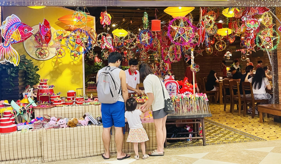 Puesto de venta de juguetes para el Festival de Medio Otoño en el área urbana de Royal City. Foto: VNA