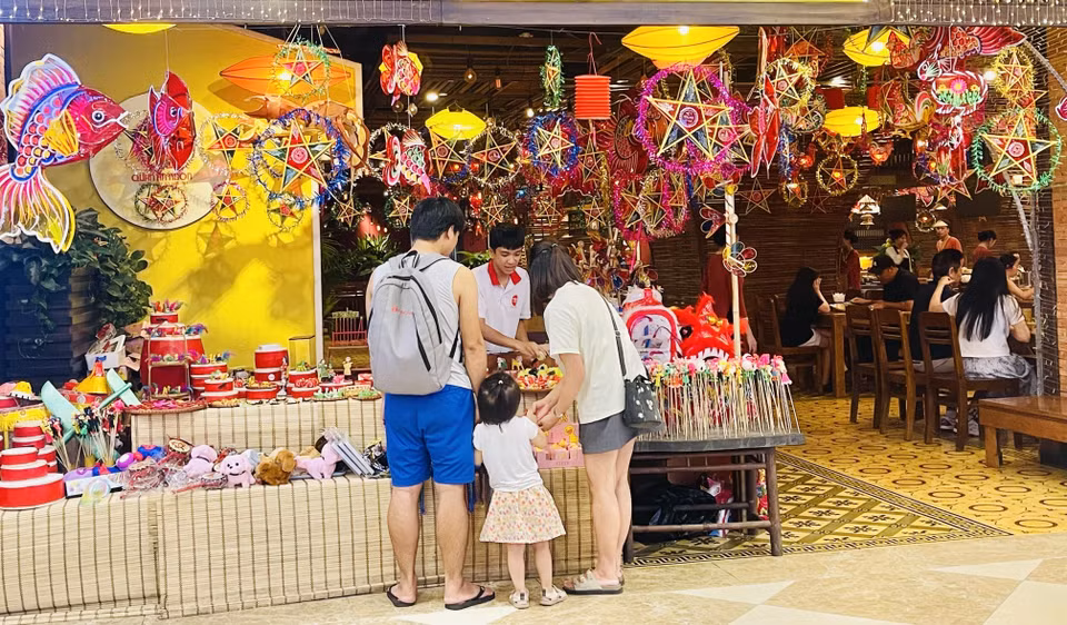Puesto de venta de juguetes para el Festival de Medio Otoño en el área urbana de Royal City. Foto: VNA