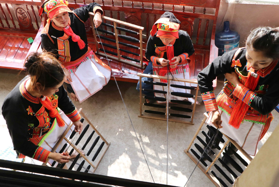 El proceso de hilado exige meticulosidad y paciencia para crear hilos largos y completos. Foto: VNA