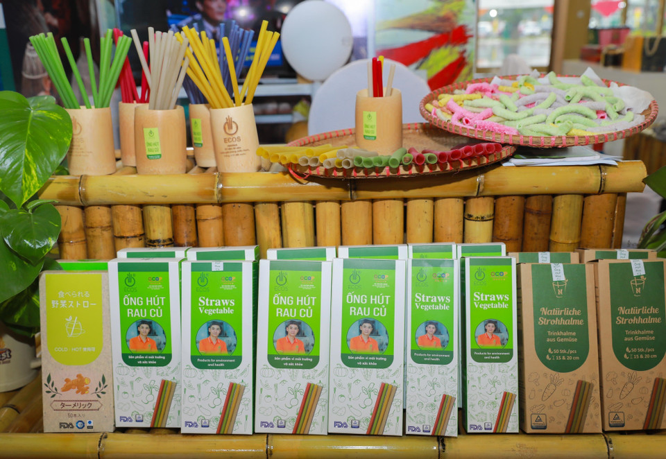 Productos ecológicos como las “Pajitas de verduras Ecos” de la Cooperativa Agrícola Song Hong en Hanoi son populares en el mercado local y se exportan a muchos países del mundo. Foto: VNA
